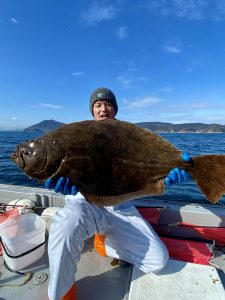 大きなヒラメを持つ漁師