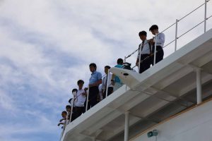 漁船に乗る高校生