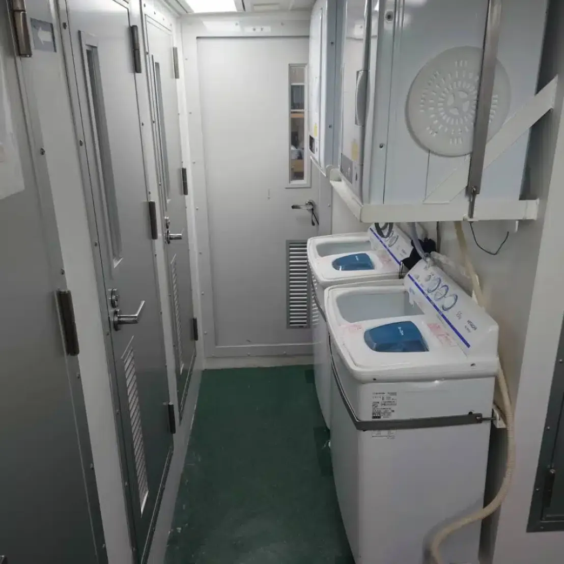 漁船内の洗濯機が並ぶスペース