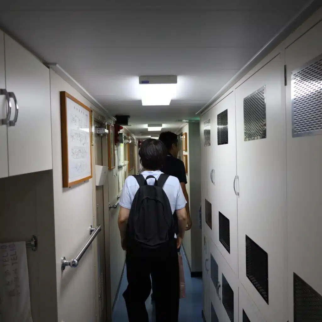 船内