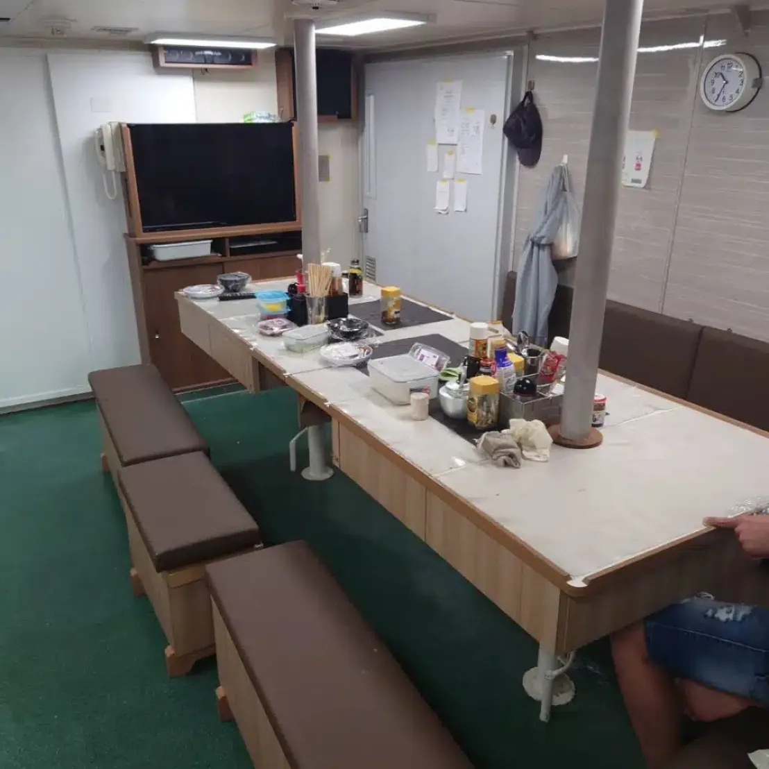 大祐漁業の漁船の食堂