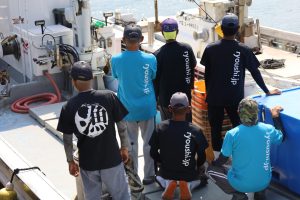 漁師応援Tシャツを着る漁師