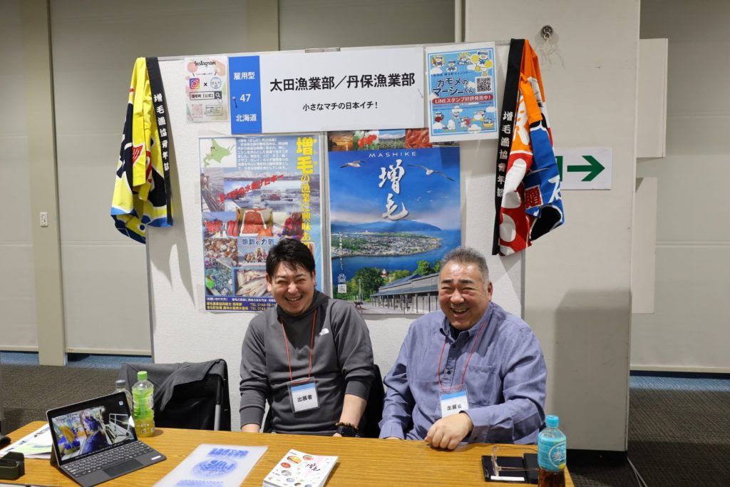 スタッフ推しブースカメラを向けると、とびきりの笑顔で応えてくれました！きっと来場者のこともこんな風に迎えてくれるのでしょう！