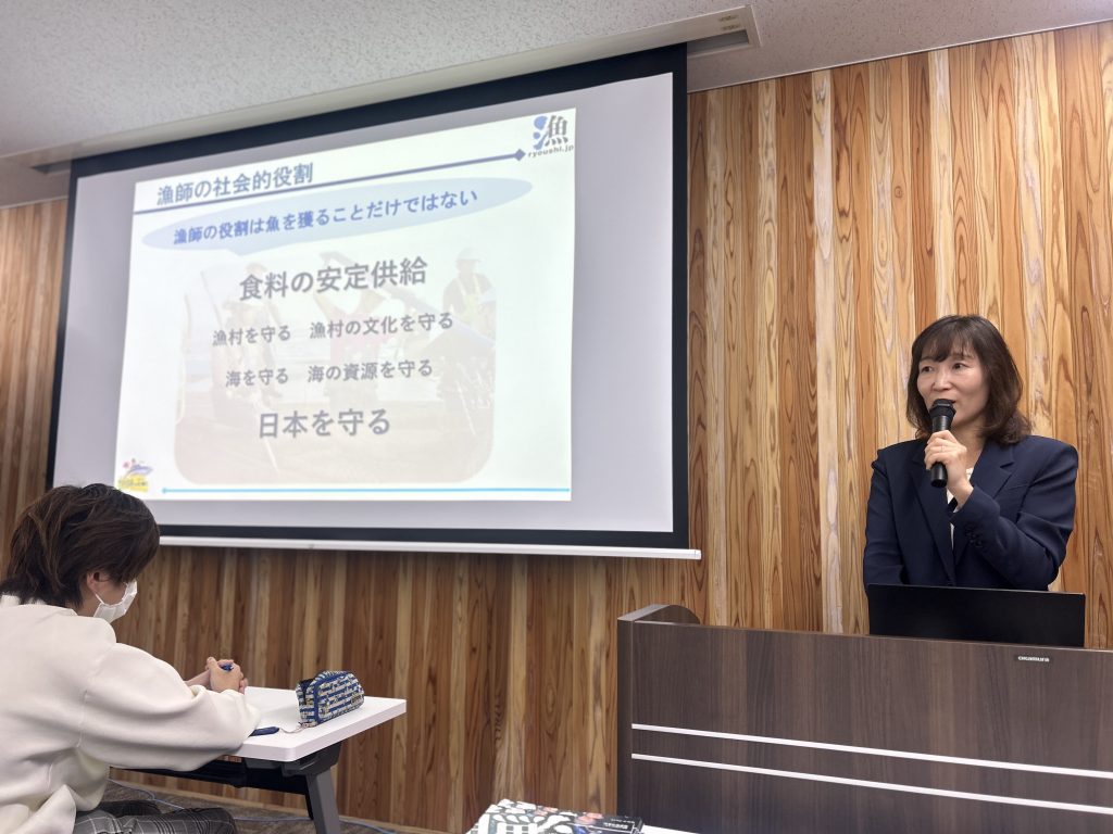 福井県立大学で話す漁師.jpのスタッフ