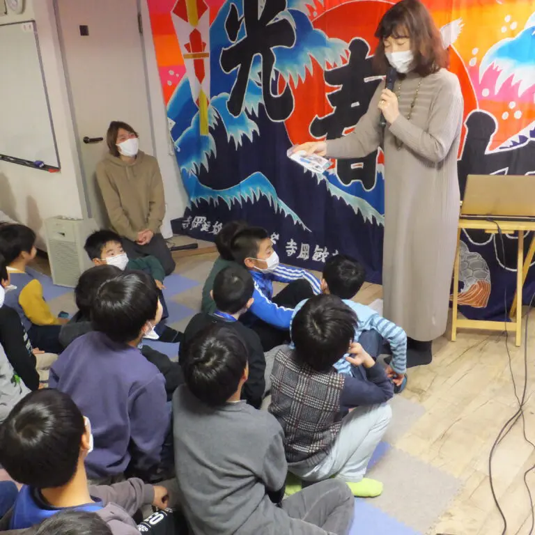 馬上さんの話を聞く小学生