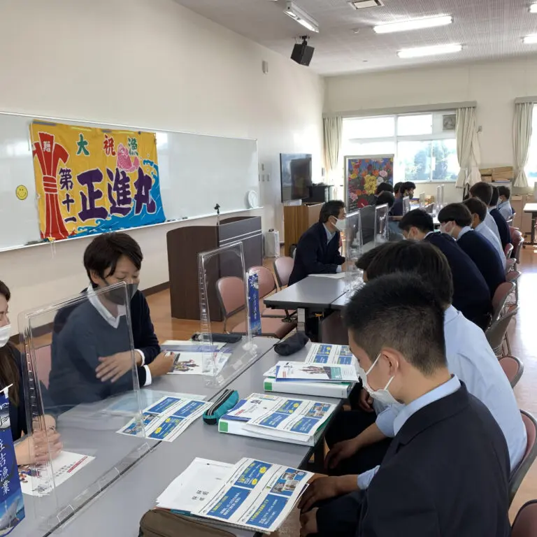 企業の話を聞く高校生