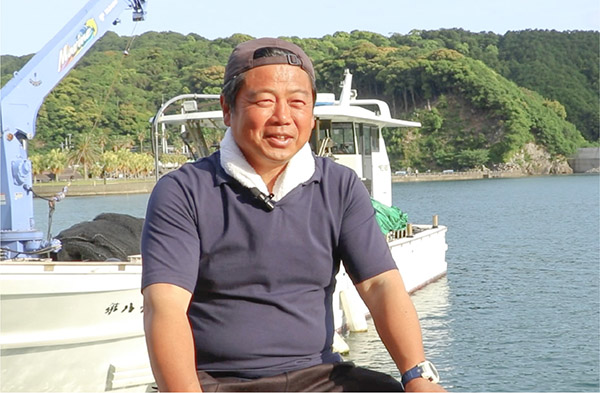 ITを取り入れた養殖に取り組む漁師の男性
