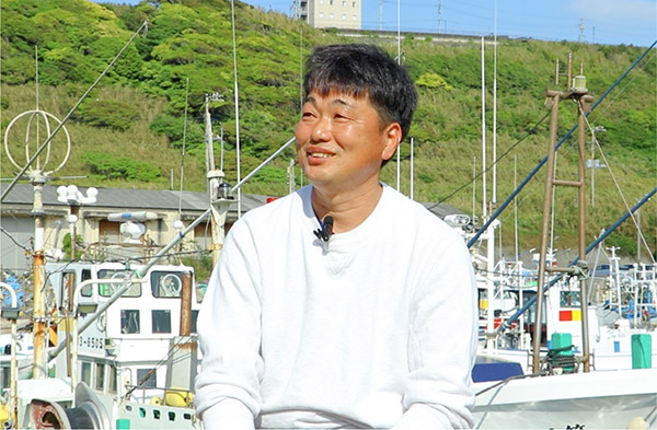 自然と向きあうやりがいを語る漁師の男性