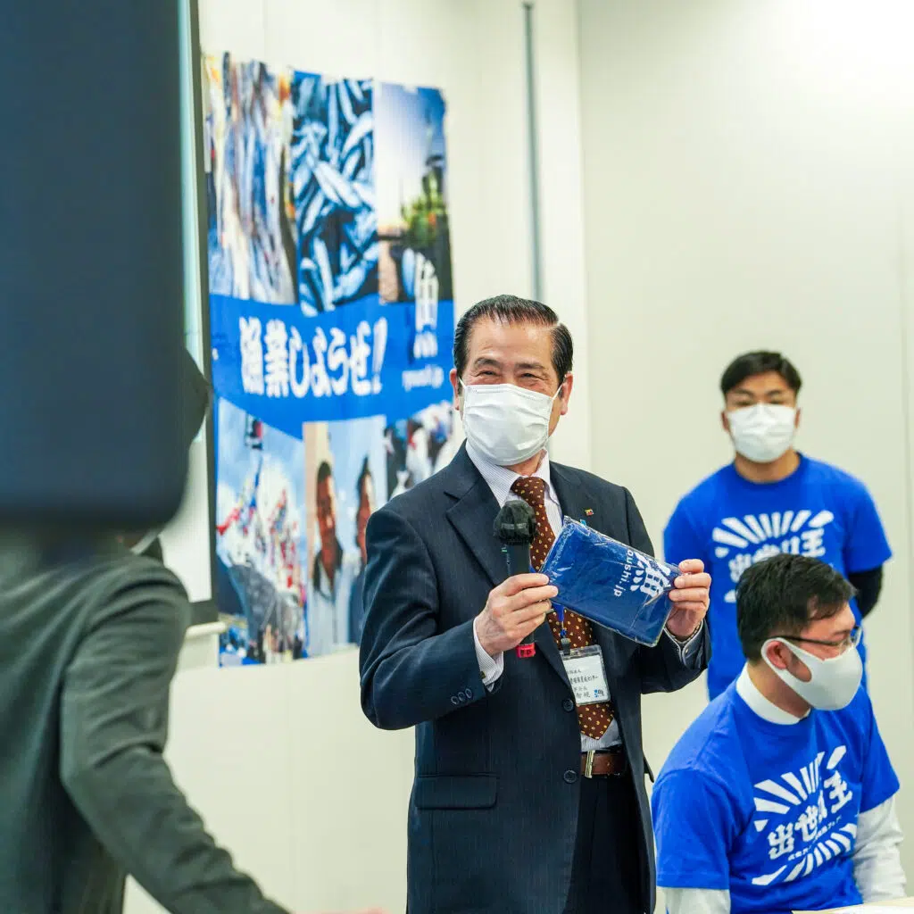 タオルを持つ男性