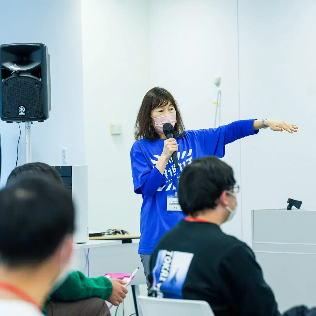 マイクを持って話す女性