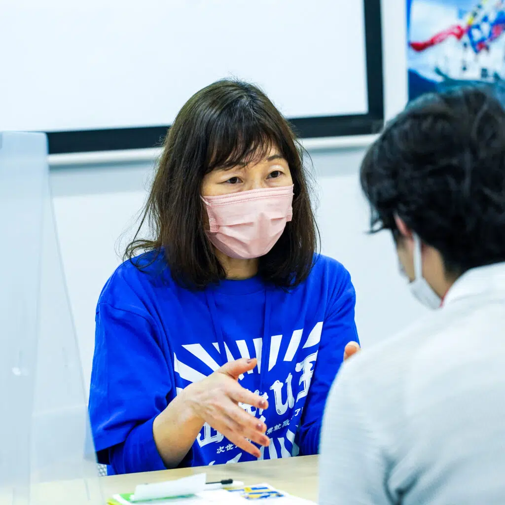 相談者に説明する馬上